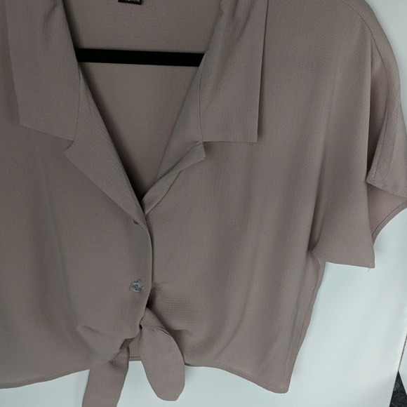 Crop button down blouse with tie size med - Picture 3 of 3